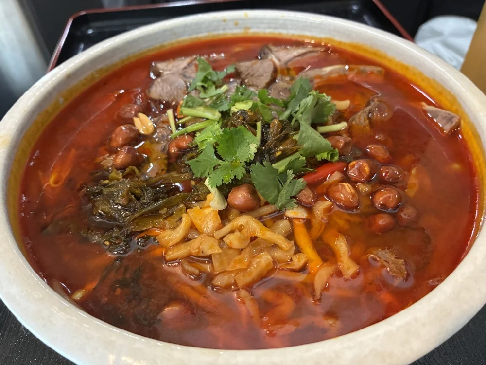 香味野菜と搾菜、ピーナッツをのせた米粉麺