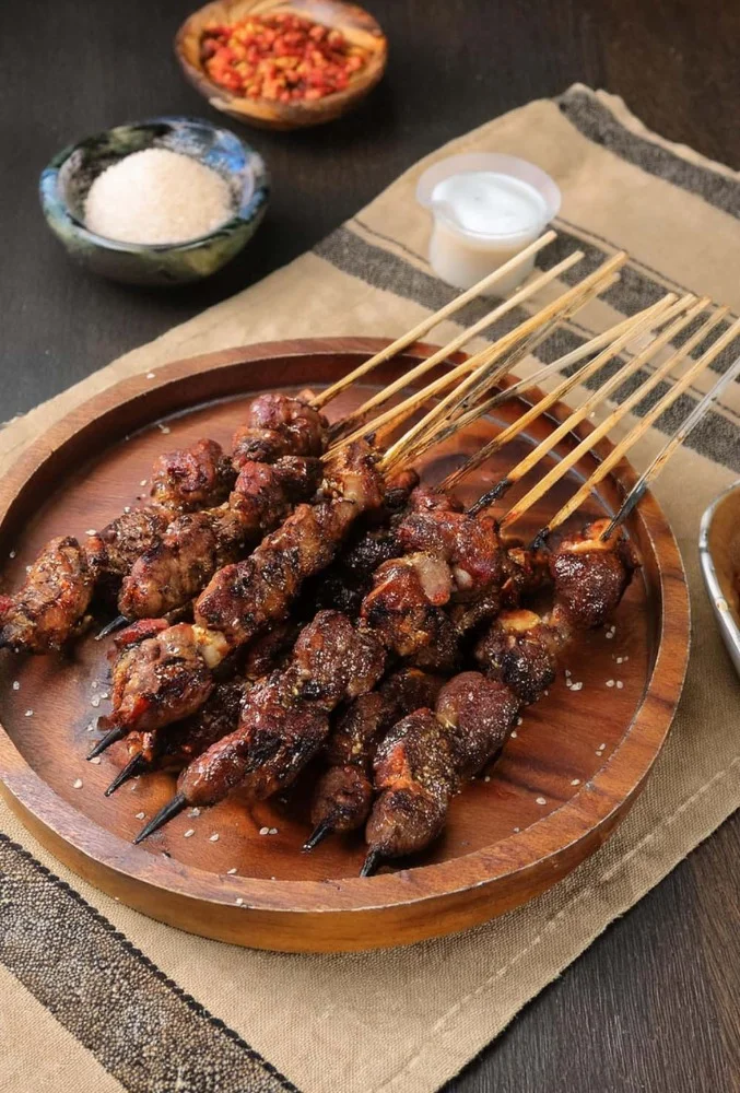 香ばしく焼き上げた串焼きの盛り合わせ