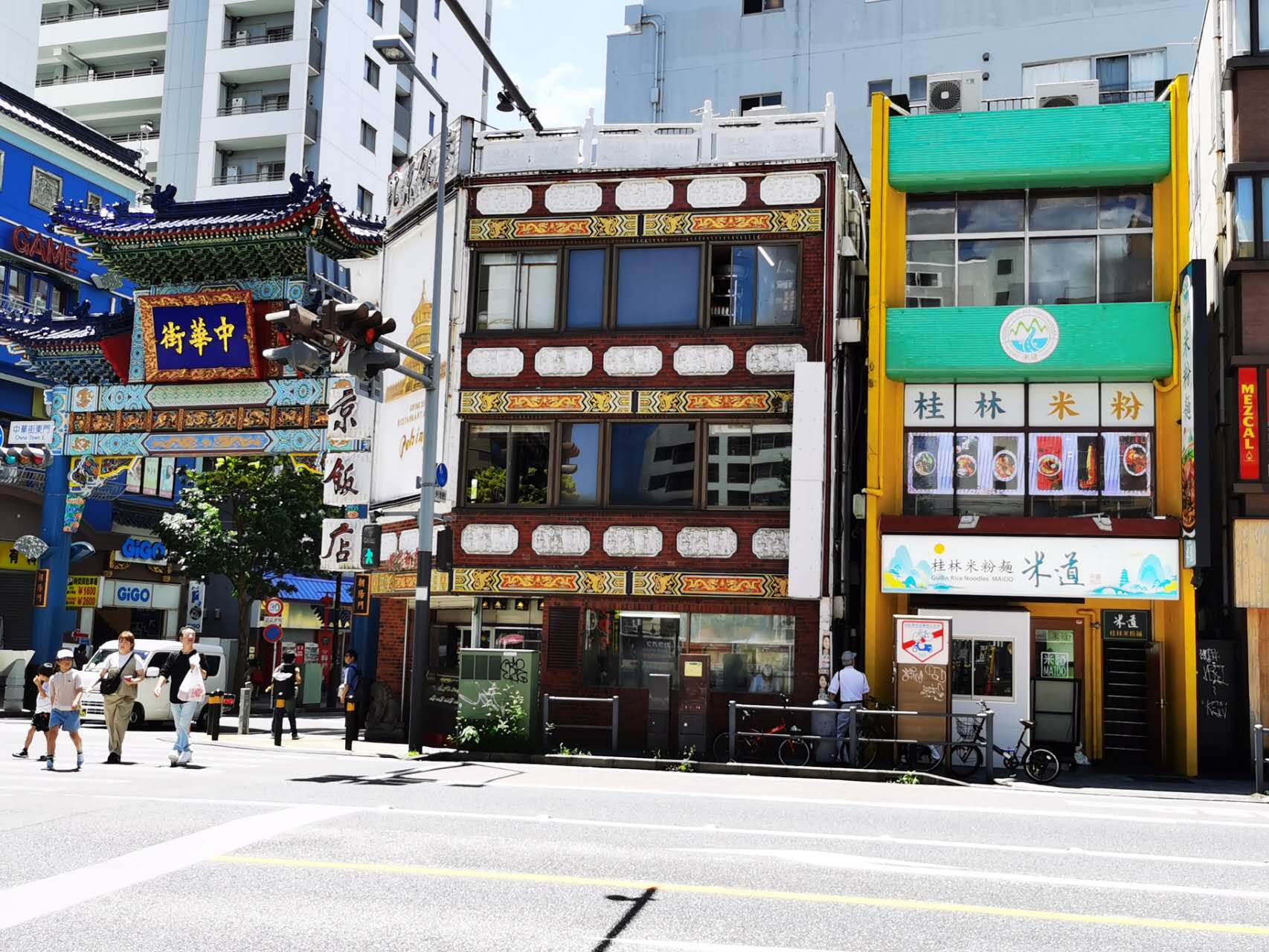 店舗が入る建物の外観